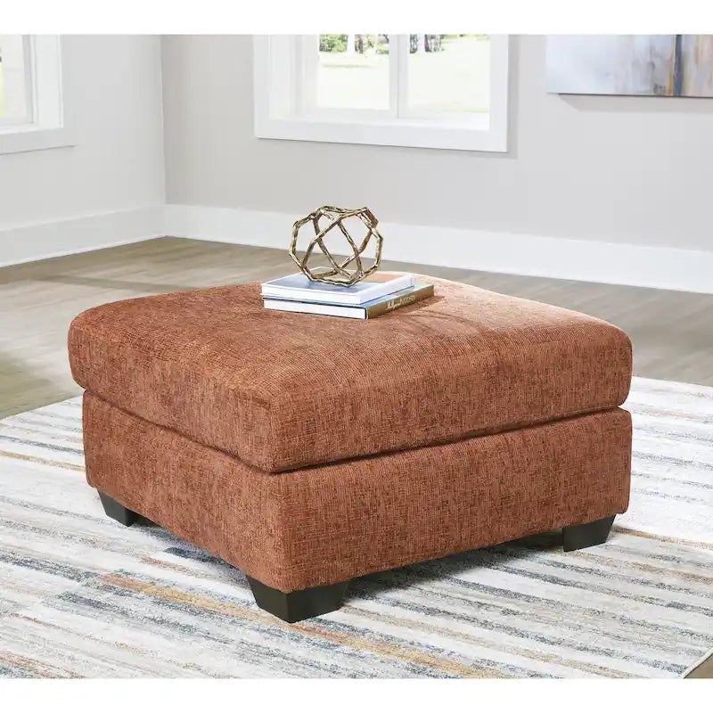Pouf poggiapiedi di grandi dimensioni rivestito con piedini a vista in simil-legno