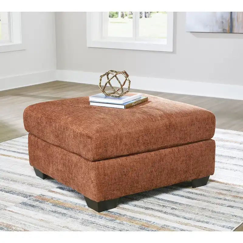 Pouf poggiapiedi di grandi dimensioni rivestito con piedini a vista in simil-legno