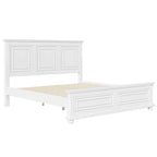 Letto a piattaforma in pino massello in stile tradizionale di colore bianco, dimensioni King Size, con doghe in legno per camera da letto