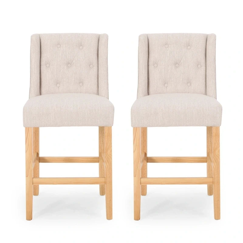 Sgabello da bancone con schienale ad ala, capitonné e gambe in legno di hevea naturale