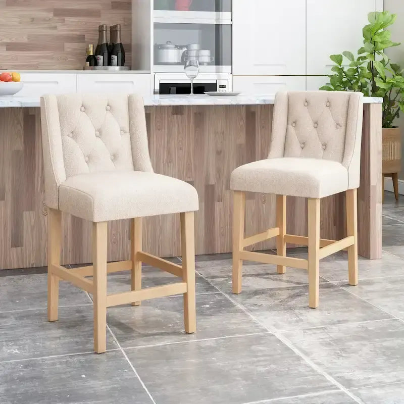 Sgabello da bancone con schienale ad ala, capitonné e gambe in legno di hevea naturale