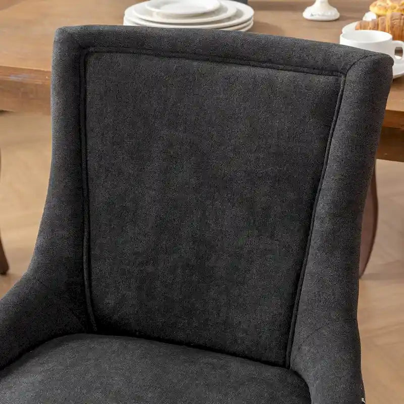 Sedia da pranzo imbottita con borchie e gambe in legno massello