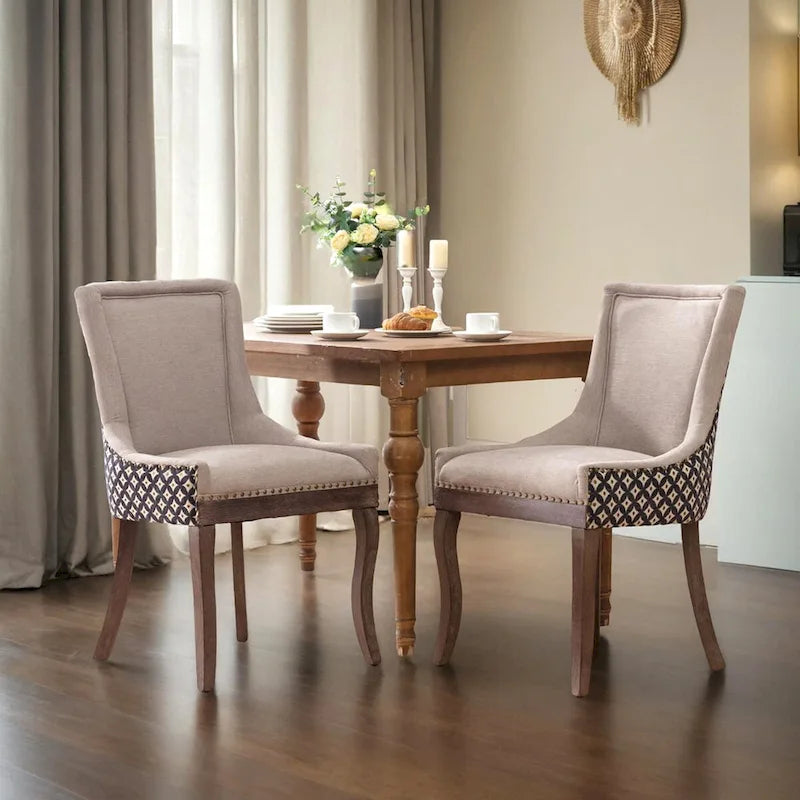 Sedia da pranzo imbottita con borchie e gambe in legno massello
