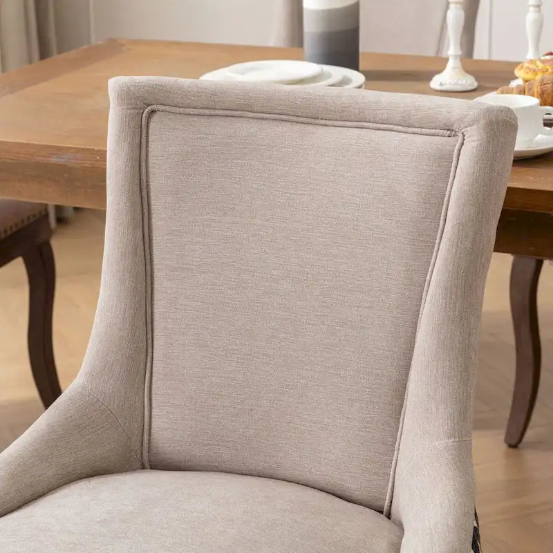Sedia da pranzo imbottita con borchie e gambe in legno massello