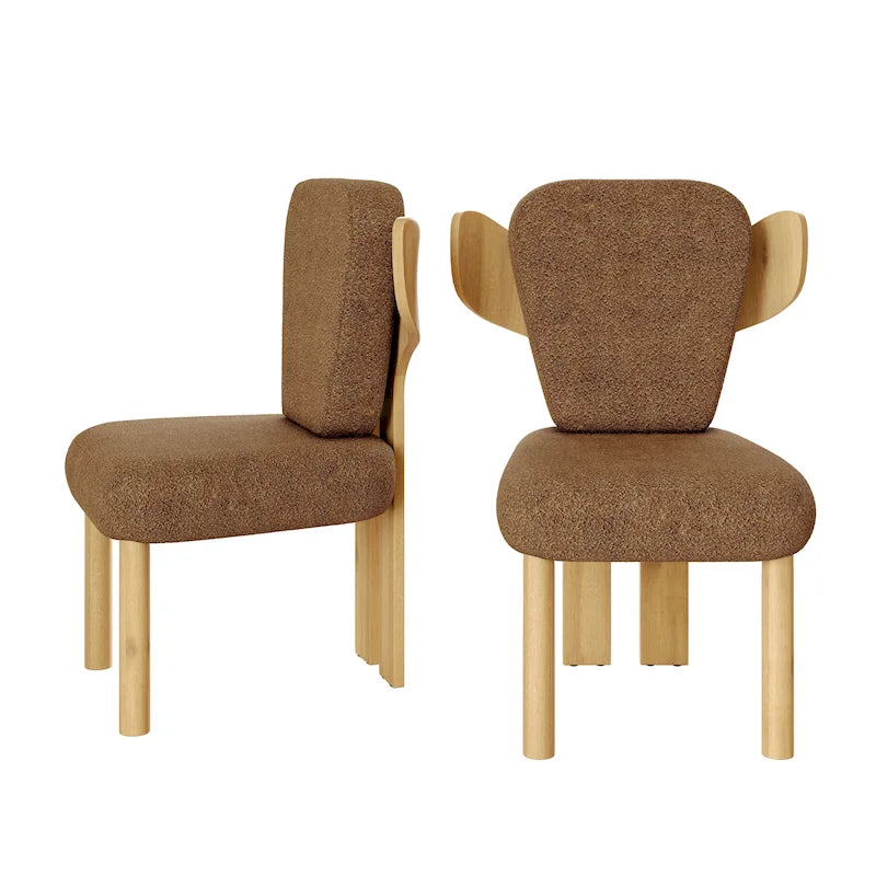 Sedia da pranzo con schienale a pozzetto imbottita in tessuto Teddy con gambe in legno massello