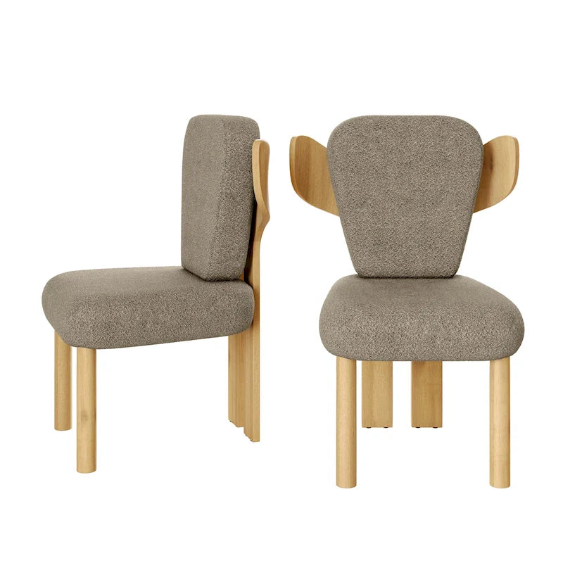 Sedia da pranzo con schienale a pozzetto imbottita in tessuto Teddy con gambe in legno massello