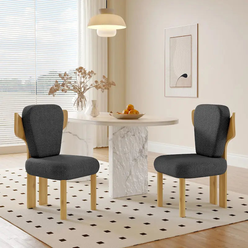 Sedia da pranzo con schienale a pozzetto imbottita in tessuto Teddy con gambe in legno massello