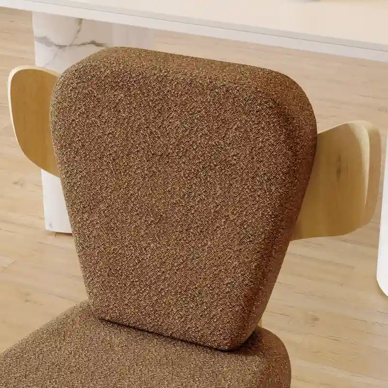 Sedia da pranzo con schienale a pozzetto imbottita in tessuto Teddy con gambe in legno massello