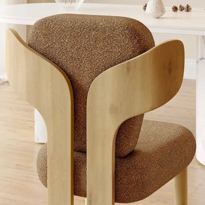 Sedia da pranzo con schienale a pozzetto imbottita in tessuto Teddy con gambe in legno massello