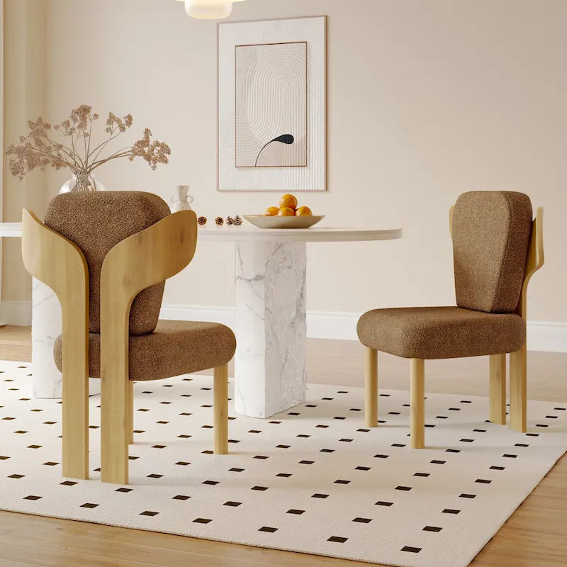 Sedia da pranzo con schienale a pozzetto imbottita in tessuto Teddy con gambe in legno massello