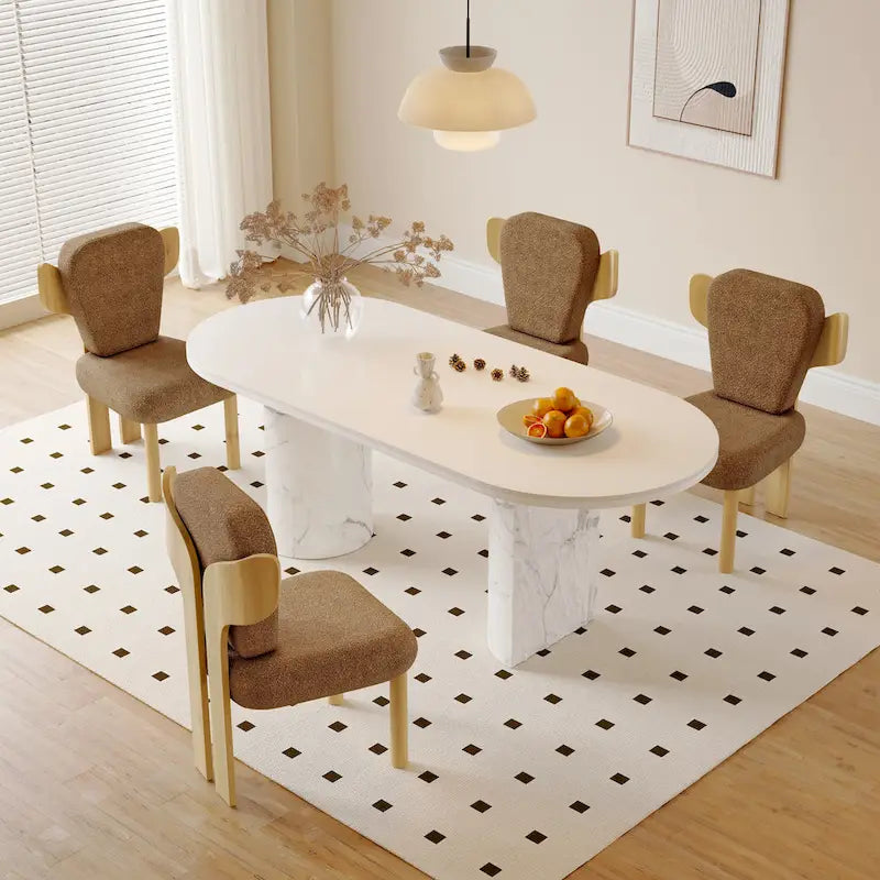 Sedia da pranzo con schienale a pozzetto imbottita in tessuto Teddy con gambe in legno massello
