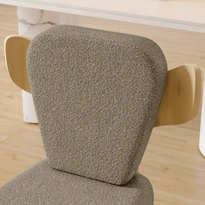 Sedia da pranzo con schienale a pozzetto imbottita in tessuto Teddy con gambe in legno massello