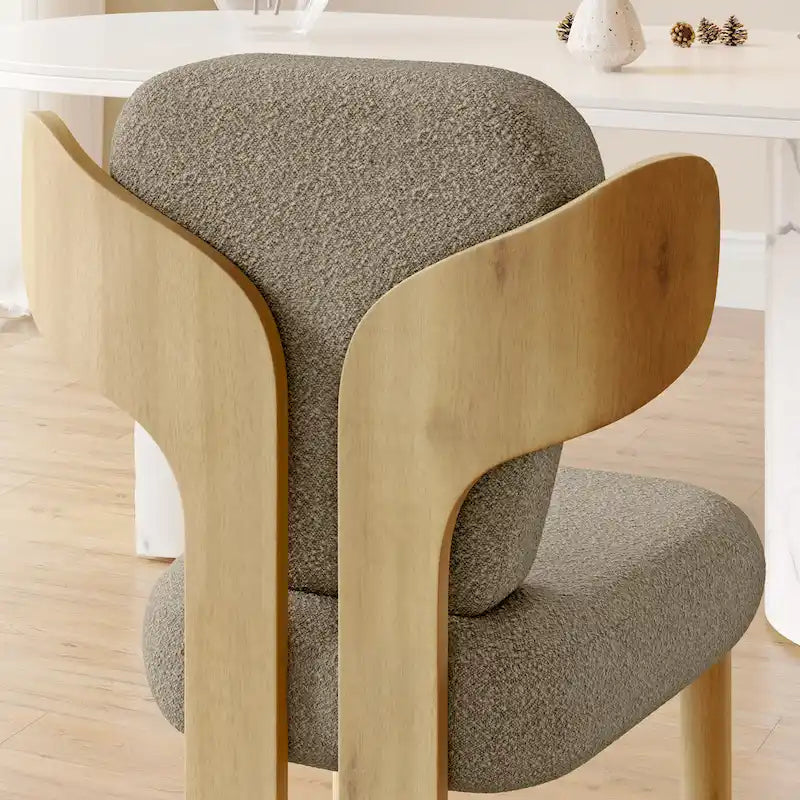 Sedia da pranzo con schienale a pozzetto imbottita in tessuto Teddy con gambe in legno massello