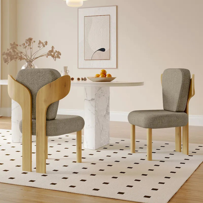 Sedia da pranzo con schienale a pozzetto imbottita in tessuto Teddy con gambe in legno massello